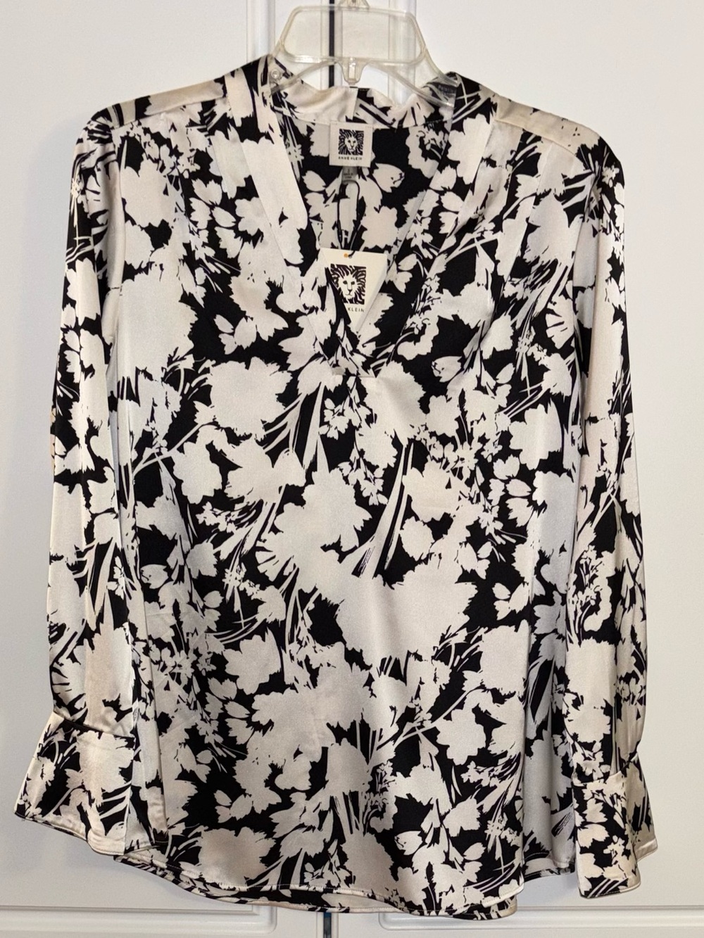 Anne Klein B&W Abstract V-Neck Blouse